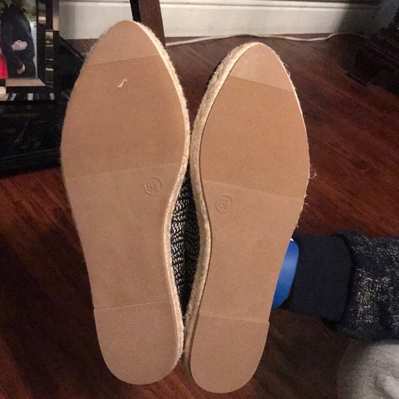 Brend new Universal Thread black and white shoes - Picture 3 of 4